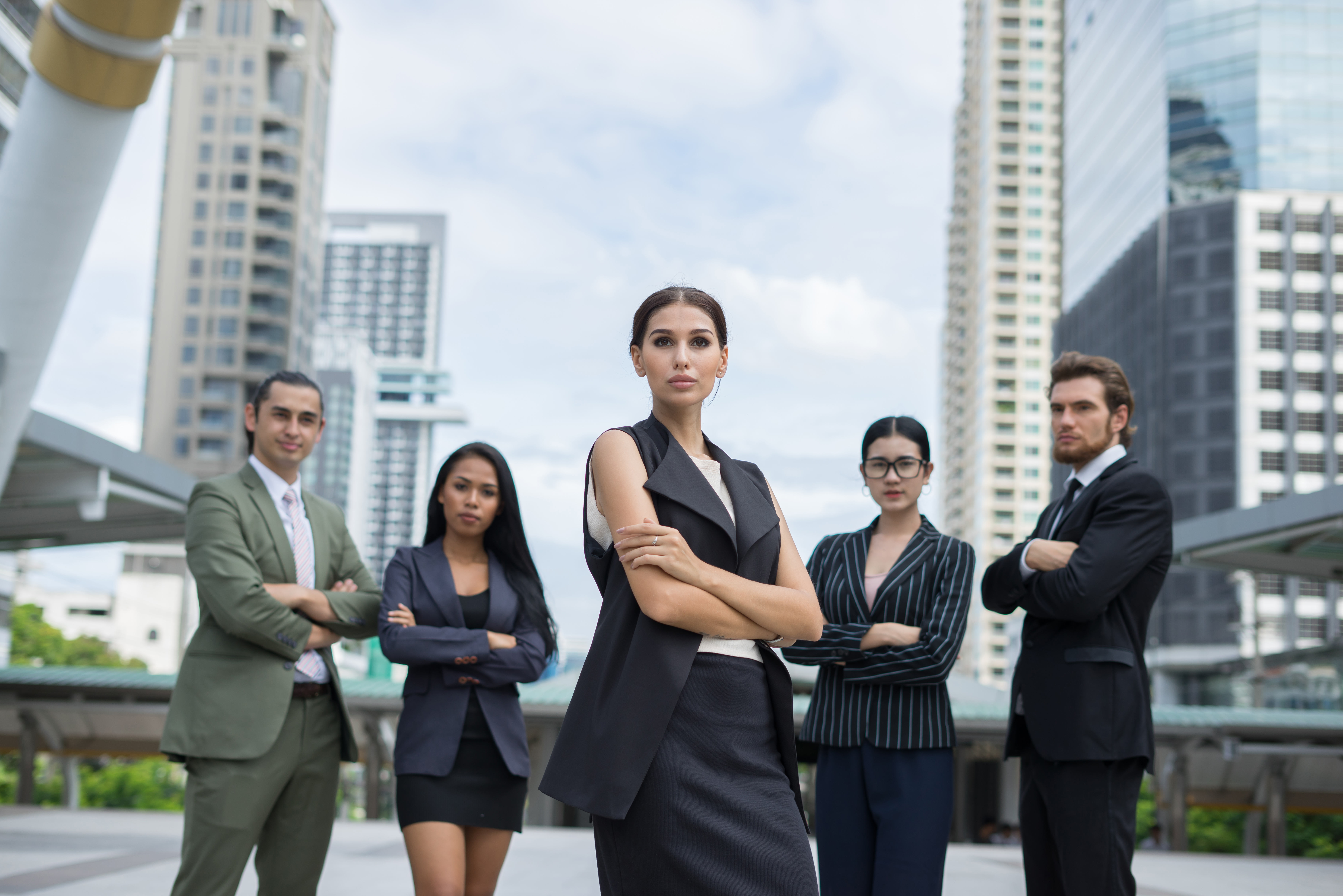 Equipo PyME en entorno corporativo