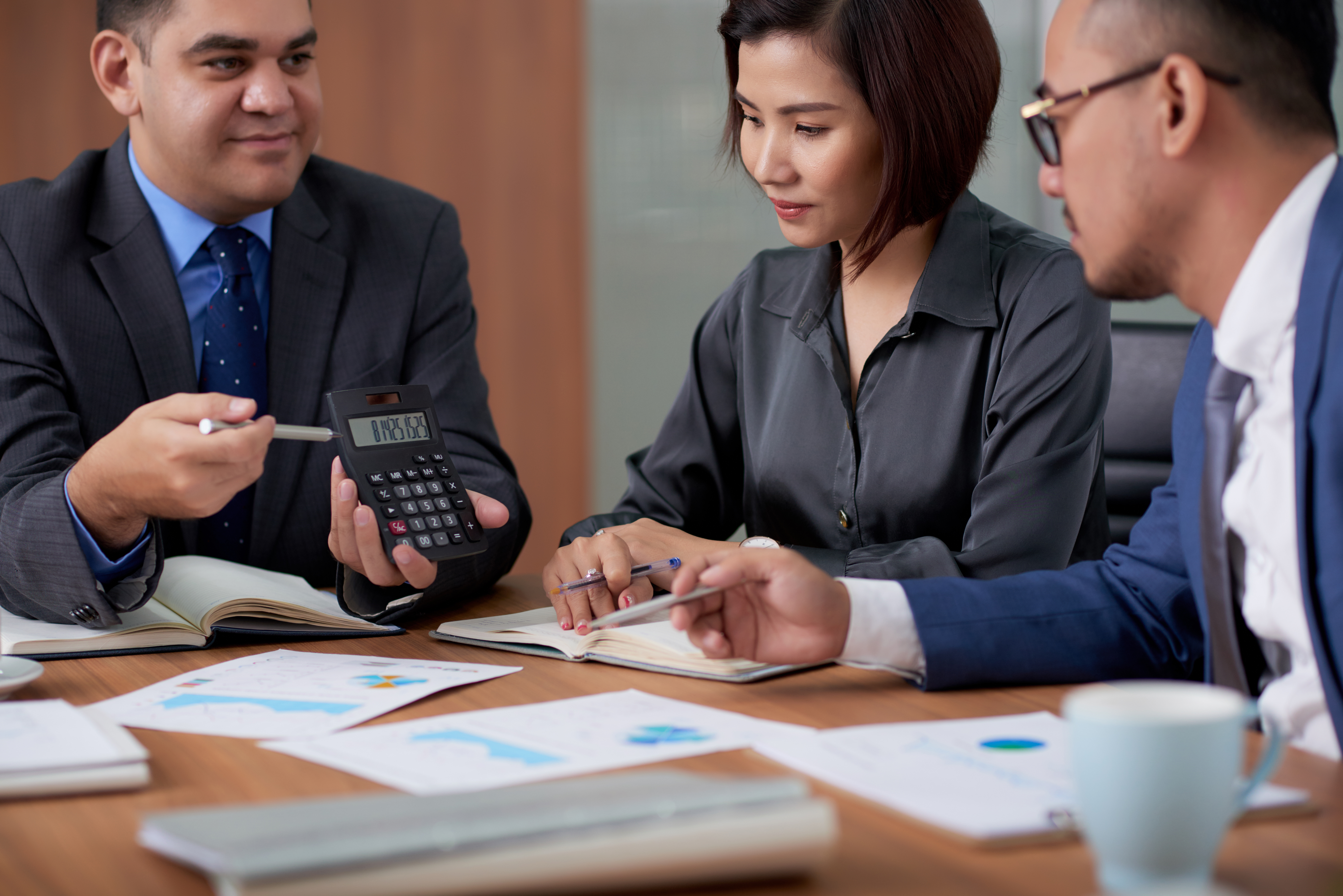 Equipo analizando datos financieros en reunión de trabajo.