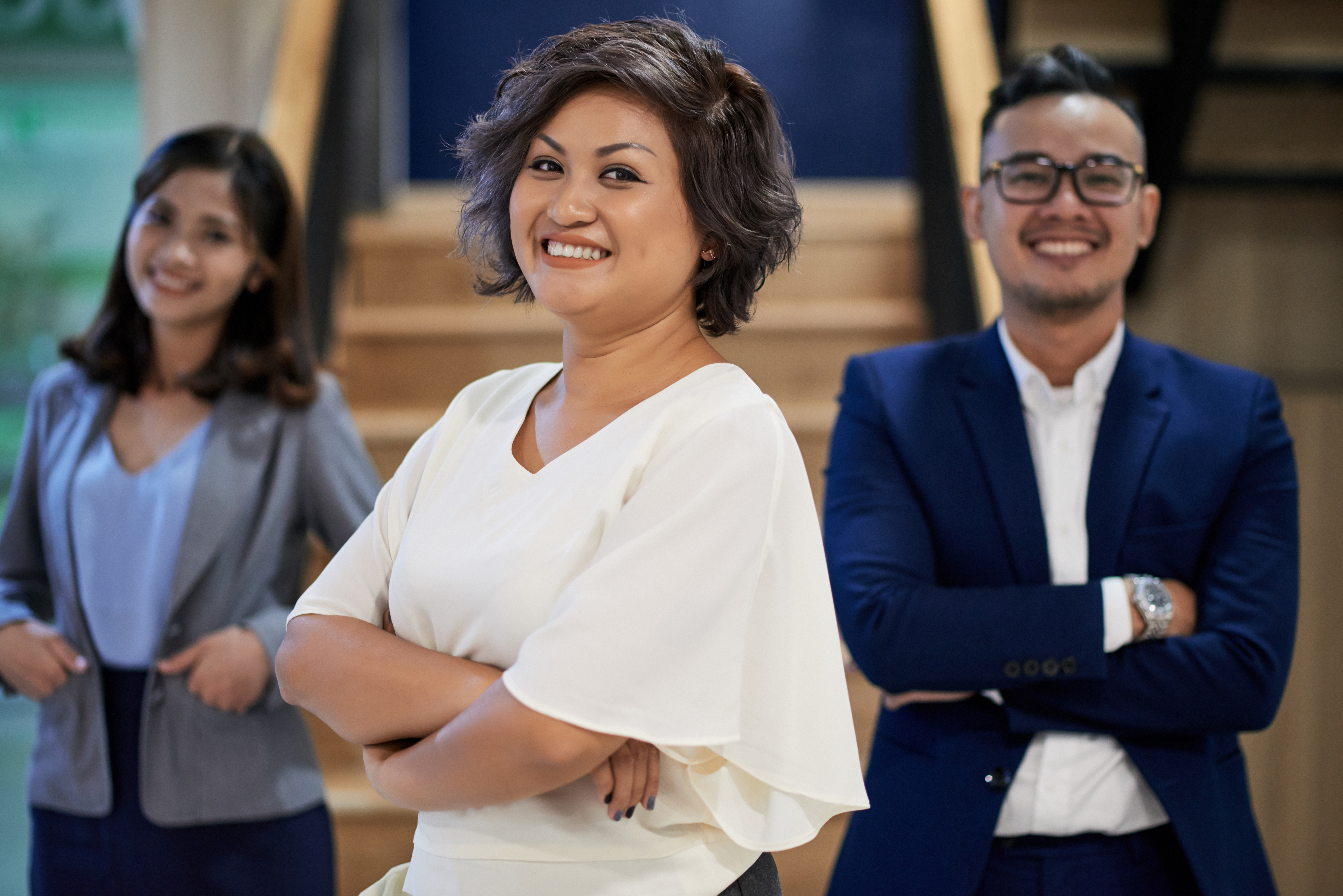 Profesionales corporativos en entorno de trabajo moderno.