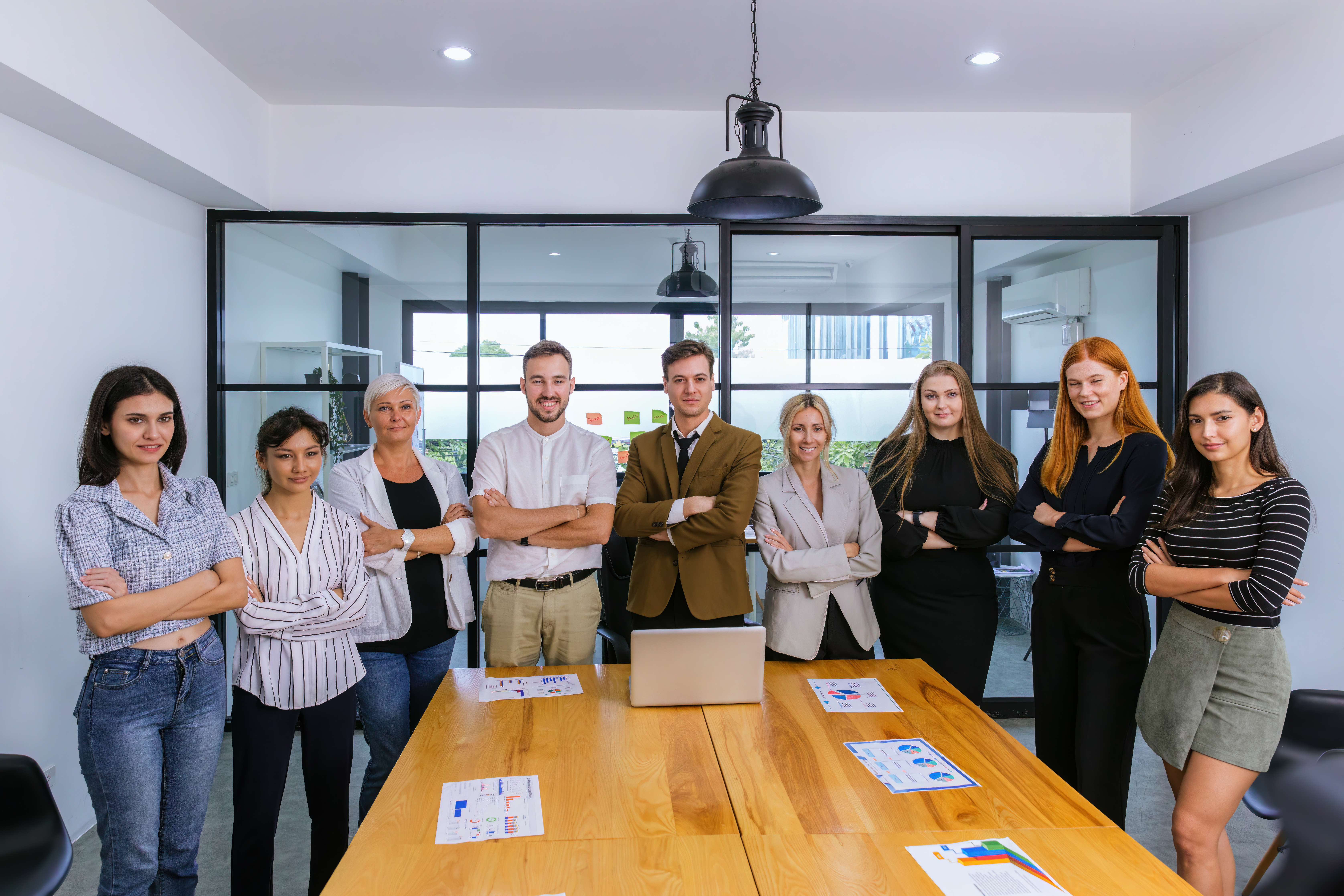Equipo profesional en sala de juntas con material de trabajo.