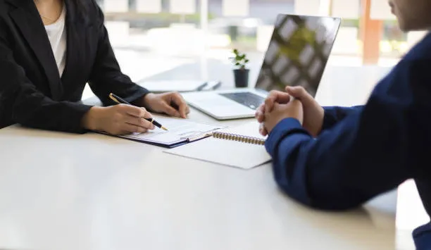 Consultoría en negocios; vista de una reunión de negocios en donde se está dando asesoría profesional